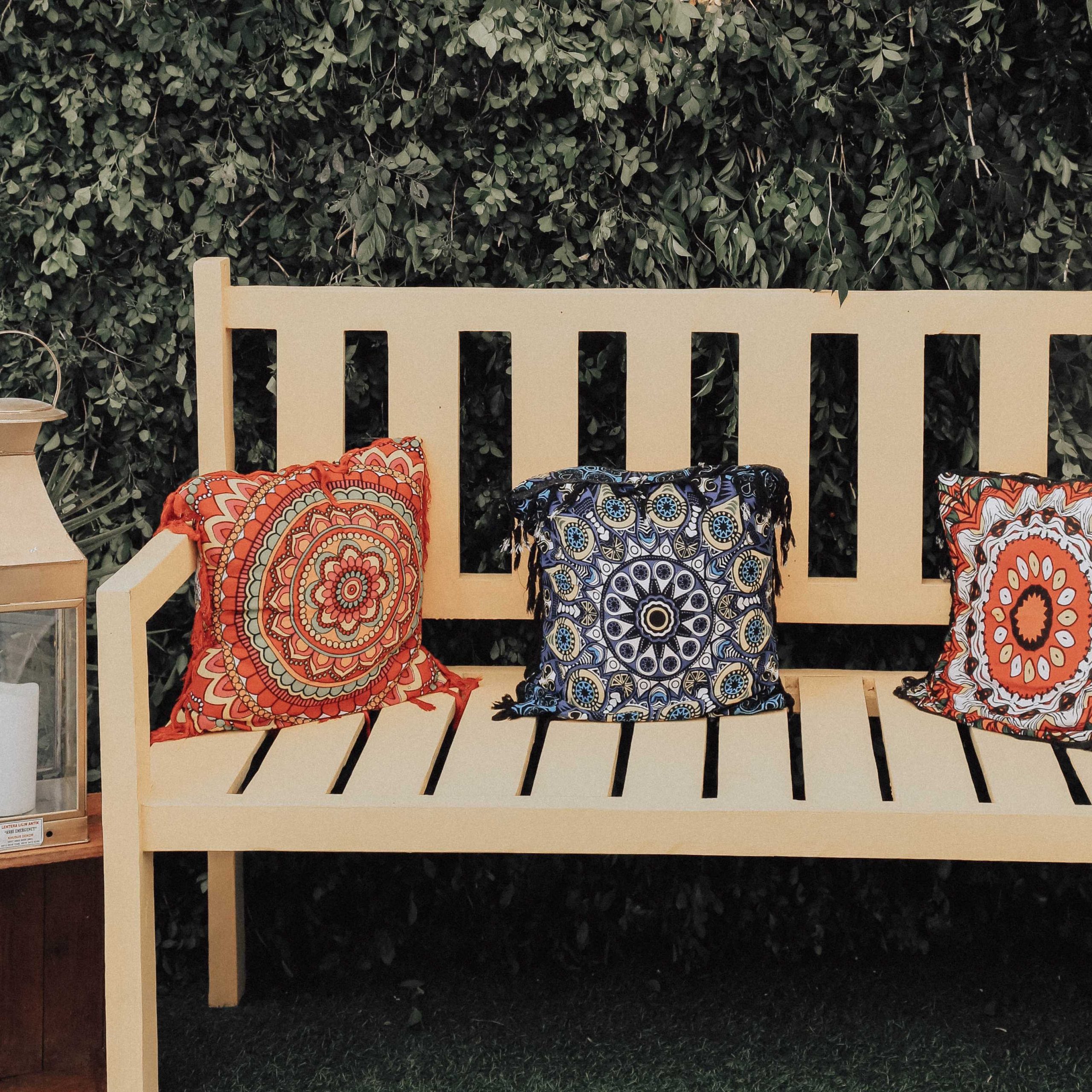 Lounge-Bank für den Balkon – DIY Bank aus Gartentisch